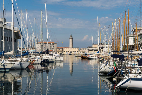 Widok wzdłuż łodzi przystani do byłej latarni morskiej La Lanterna w Trieście w północnych Włoszech - Zdjęcie, obraz