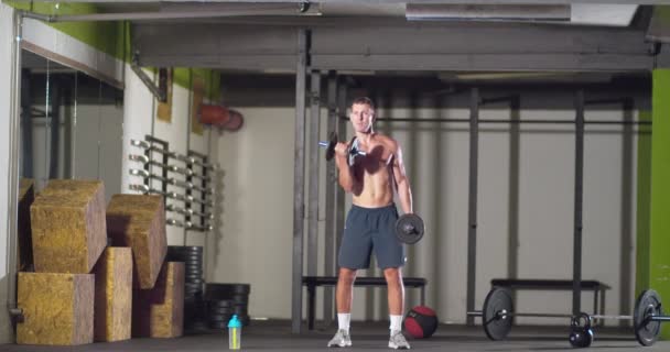 Fitness-Mann trainiert CrossFit im Fitnessstudio - Filmmaterial, Video