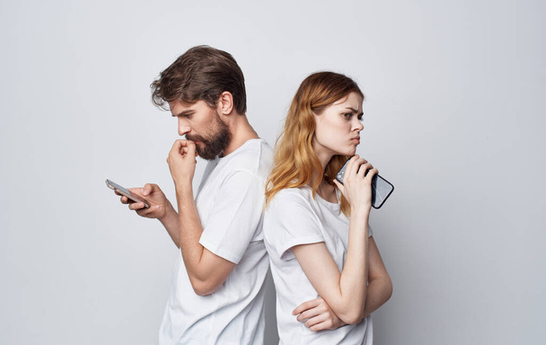 młoda para z telefonem w rękach technologia komunikacja styl życia emocje przyjaźń - Zdjęcie, obraz