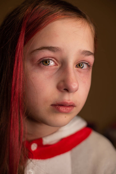 Retrato emocional de maltratada, adolescente alta emocional. Retrato de cerca de una niña llorando con lágrimas. - Foto, imagen