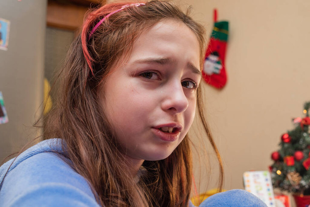Un niño lindo está llorando. Chica llorando. Retrato de una niña triste de 9 o 10 años. - Foto, imagen