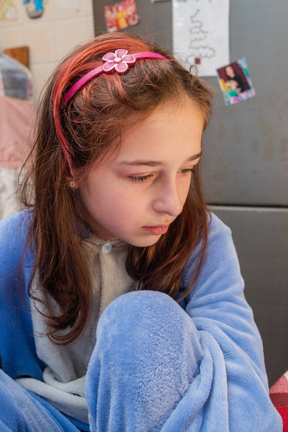 Schattig klein kind huilt. Een huilend meisje. Portret van een verdrietig meisje van 9 of 10 jaar oud. - Foto, afbeelding