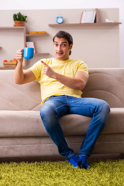 Junger Mann Student trinkt Kaffee zu Hause - Foto, Bild
