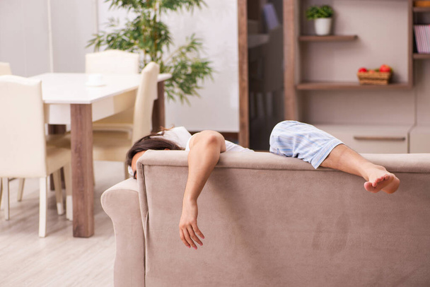 Jonge luie man in overslapen concept thuis - Foto, afbeelding