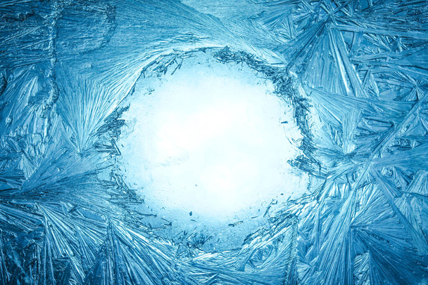 Rámeček zimního mrazu zakrytého okna se vzorkem ledových krystalů a prázdným bílým kopírovacím prostorem. - Fotografie, Obrázek