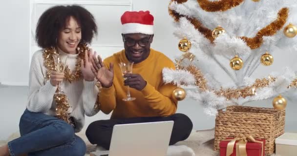Afrikanische Männer und schwarze Frauen feiern gemeinsam Neujahr während der Pandemie-Virus-Quarantäne-Isolation per Videochat per Laptop winkende Hände Hallo trinken Champagner - Filmmaterial, Video