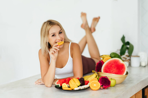 熱帯の果物で微笑む女 - 写真・画像