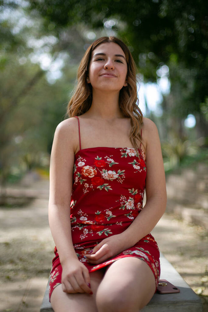 ritratto di una giovane donna nel parco - Foto, immagini