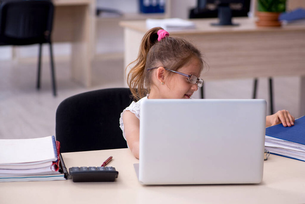 Lustige kleine Mädchen arbeiten im Büro - Foto, Bild