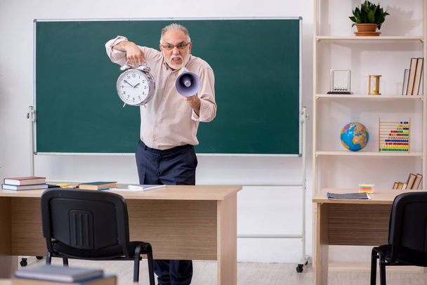 Viejo profesor en concepto de gestión del tiempo - Foto, imagen