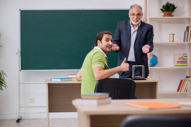 Idős fizika tanár és férfi diák az osztályteremben - Fotó, kép
