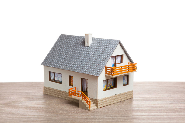 klasyczny model domu na drewnianym tle - Zdjęcie, obraz