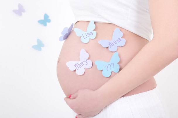 Schwangere Frau Bauch mit bunten Schmetterlingen mit weiblichen nam - Foto, Bild