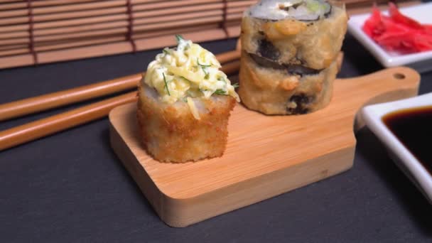 sushi rullaa japanilaista ruokaa. Tempura rullat ovat erityisiä kuuma lähikuva rullina - Materiaali, video