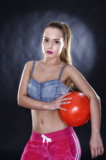 Futbol topu siyah arka plan üzerine izole kadın - Fotoğraf, Görsel