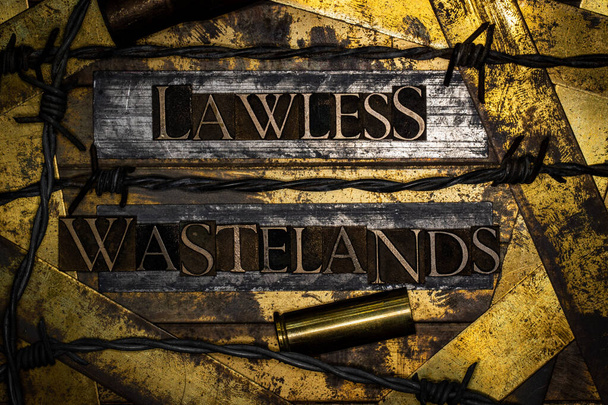 Lawless Wastelands texto sobre bronce texturizado vintage grunge fondo de cobre y oro - Foto, imagen