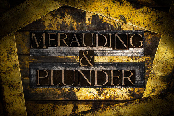 Merauding & Plunder szöveg vintage texturált bronz grunge réz és arany háttér - Fotó, kép