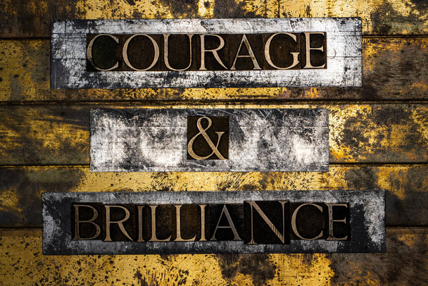 Courage & Brilliance Text auf texturiertem Bronze Grunge Kupfer und Gold Hintergrund - Foto, Bild