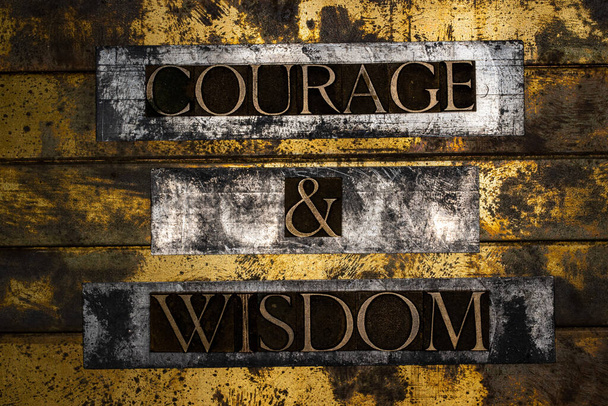 Courage & Sagesse texte sur fond bronze grunge texturé vintage cuivre et or - Photo, image