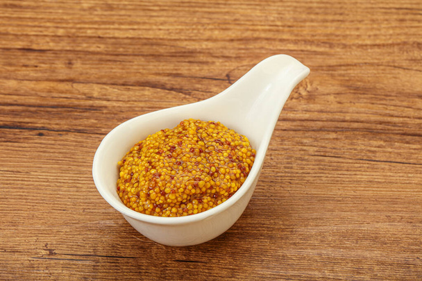 Dijon salsa de mostaza con semillas en el bowl - Foto, imagen