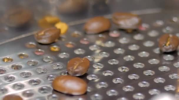 Meng- en roosterproces: slow motion - koffiebrandermachine tijdens het werk - Video