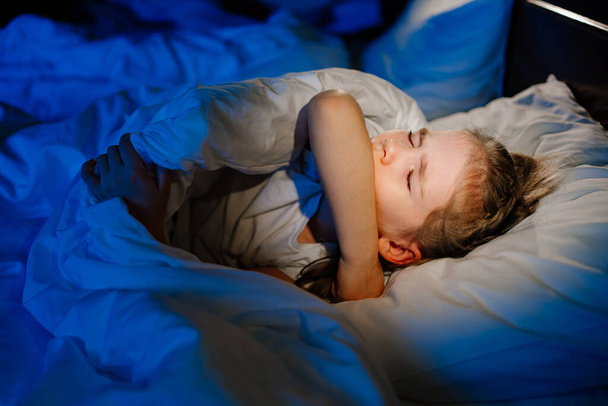 The little girl is sick, lies in bed and coughs. restless sleep during illness. - Fotoğraf, Görsel
