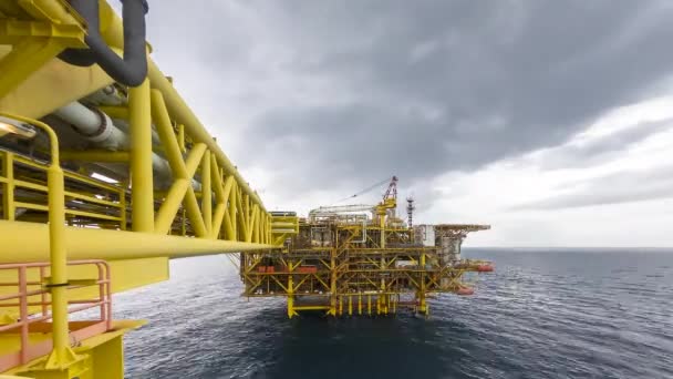 4K time lapse of oil and gas platform in the middle of South China with helicopter landing on it and cloudy weather condition. - Metraje, vídeo