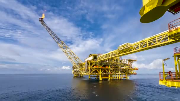 4K czas upływu platformy ropy naftowej i gazu w środku Morza Południowochińskiego, błękitne niebo i grube chmury rano. - Materiał filmowy, wideo