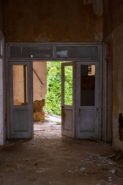 Stary zrujnowany opuszczony dom w starym mieście Nikozja, wyspa Cypru - widok od wewnątrz - Zdjęcie, obraz