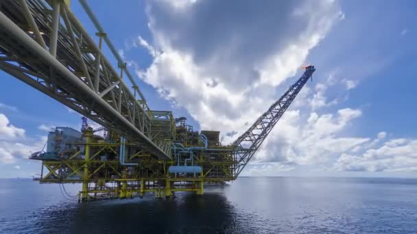 4K časový odstup žlutého centra zpracování platformy ropy a zemního plynu uprostřed Jihočínského moře s modrou oblohou a hustými mraky pohybu. - Záběry, video