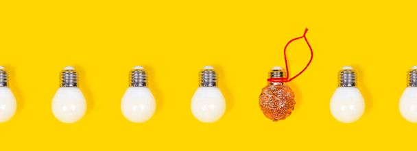 Concepto de reutilización. Año nuevo o Navidad decoración de bricolaje hecha de lámparas led y purpurina. Diseño de arte pop, concepto creativo único. - Foto, imagen