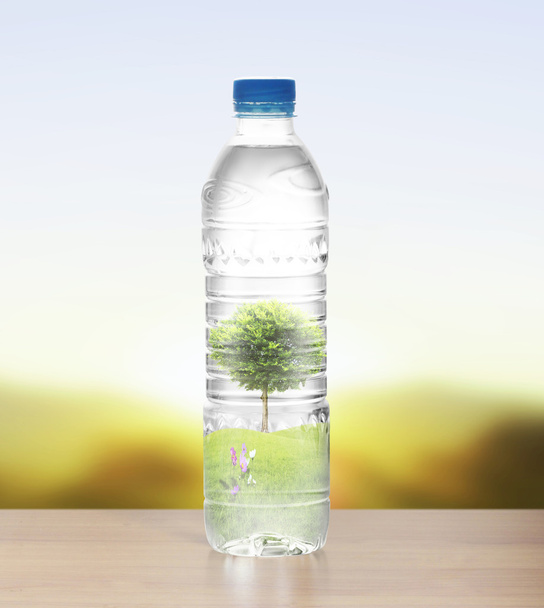 plastikowe butelki z polikarbonatu mineralnych recyklingu - Zdjęcie, obraz