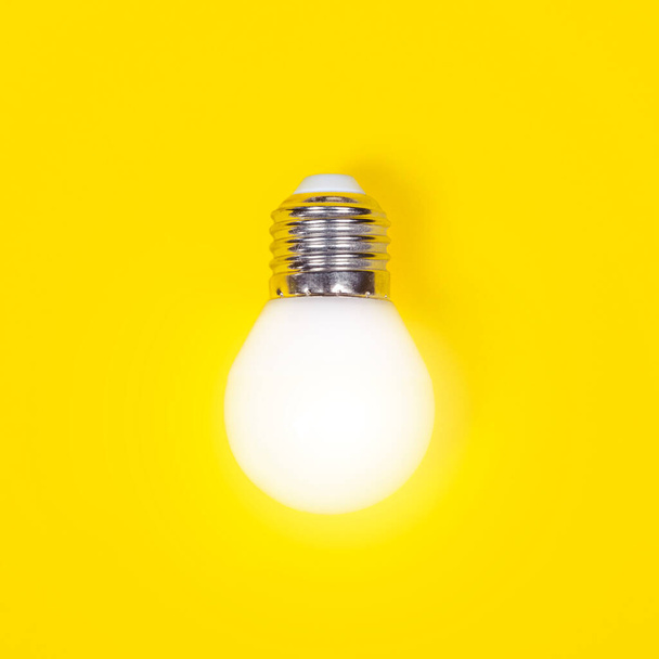 Lâmpada LED isolada no fundo amarelo. Lâmpada LED - Foto, Imagem