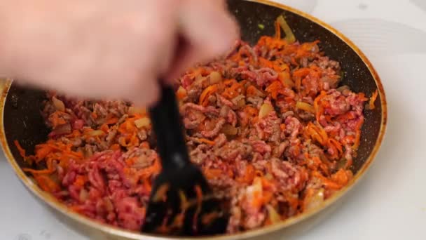 フライパンでひき肉と玉ねぎと人参を炒めます。ボロネーゼソース - 映像、動画
