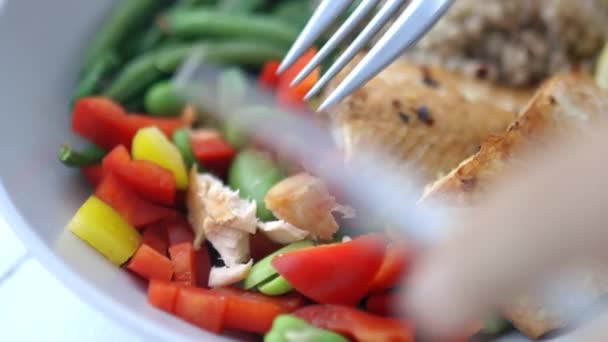 Villaszedés lazac hajdina és zöldbab étel - Felvétel, videó