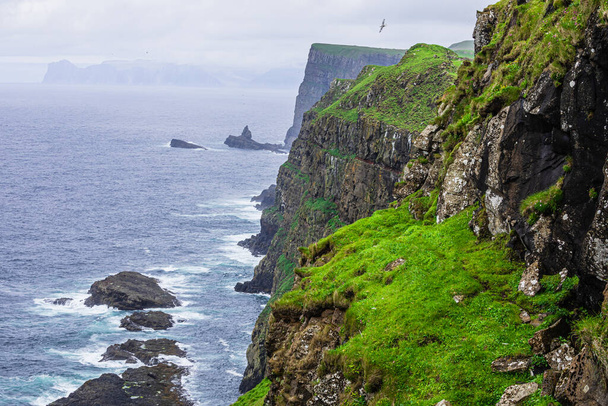 Linda ilha Mykines com paisagens de grama verde e Oceano Atlântico. Ilha de Mykines, Ilhas Faroé, Europa. - Foto, Imagem