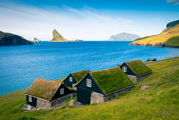 Típicas casas con techo de hierba y montañas verdes. Isla Vagar, Islas Feroe. Dinamarca. Europa. - Foto, imagen