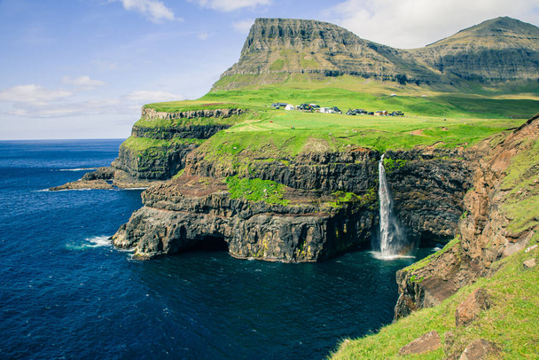 Faroes. Cachoeira Mulafossur na aldeia de Gasadalur, Ilhas Faroé, Oceano Atlântico Norte. Paisagem natural nórdica. - Foto, Imagem