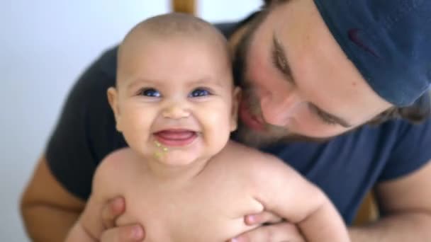 Padre amorevolmente abbracciando e baciando il suo bambino felice - Filmati, video
