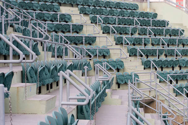 Leere Tribünen eines Stadions mit leeren Sitzen 11. März 2006  - Foto, Bild
