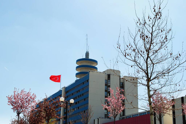 Ankara Turchia. Circa aprile 2017. L'esterno della Turchia Radio and Television Corporation, TRT Direzione Generale edificio contro il cielo blu.  - Foto, immagini