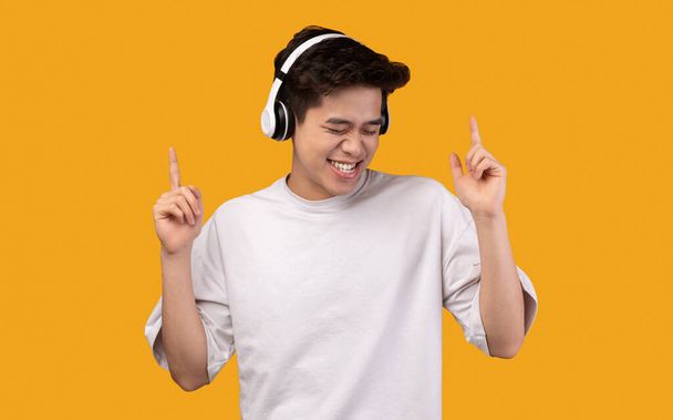 Joyful asiático cara apreciando música com fones de ouvido - Foto, Imagem