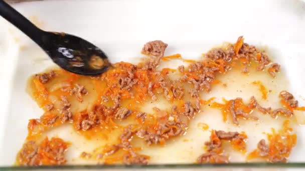 pose de couches de lasagne dans un plat allant au four. casserole de pâtes avec sauce.  - Séquence, vidéo