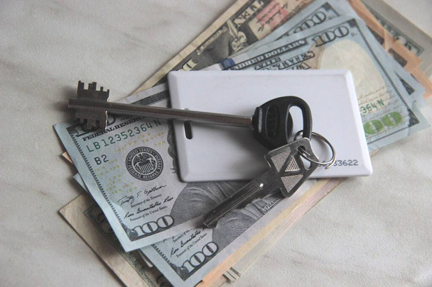 avaimet ja rahaa pöydällä - Valokuva, kuva