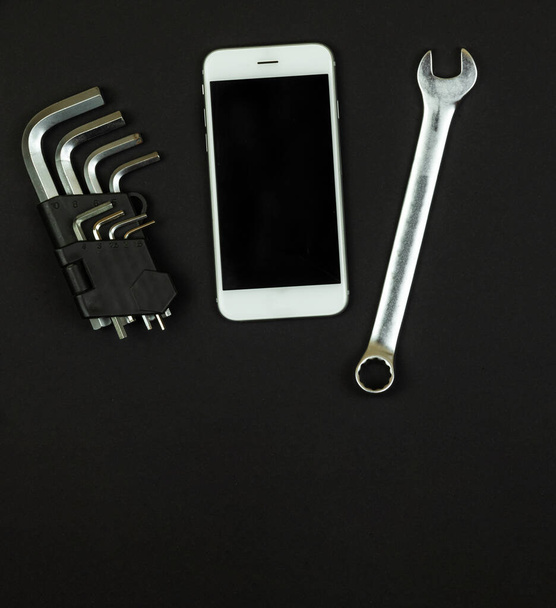 Un conjunto de herramientas para reparar un teléfono inteligente o tableta o teléfono celular. Smartphone moderno, espacio de copia. Primer plano, fondo blanco, aislar
. - Foto, imagen