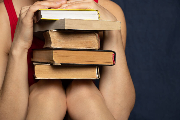 девушка сидит чтение книги на дому, домашнее обучение - Фото, изображение
