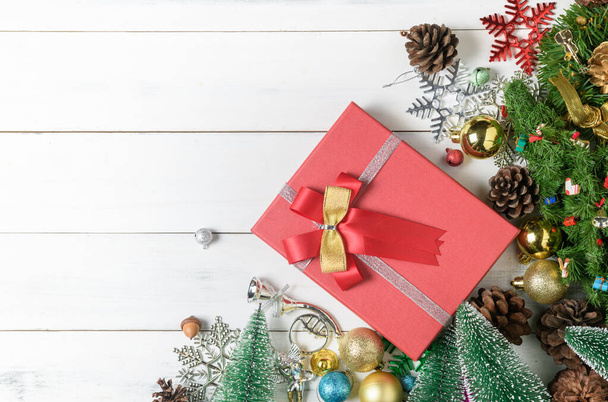 Karácsonyi dekorációk és piros ajándék doboz fa háttér. Top nézet másolási hellyel és karácsonyi üdvözlőkártyával. Boldog új évet koncepció. - Fotó, kép