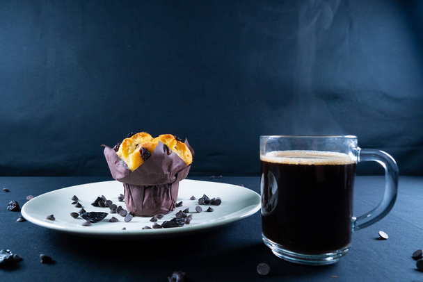 Čokoládový muffin, kávu a čokoládové lupínky - Fotografie, Obrázek