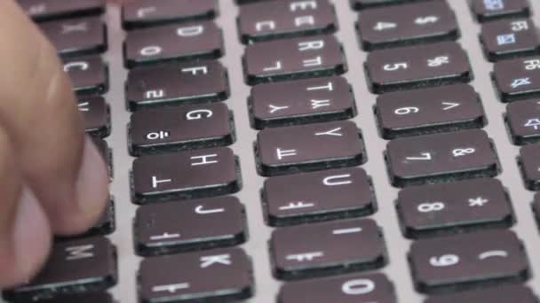 Detailní animace černých kláves s bílými písmeny. Zavřít pohled na anglická písmena laptopu nebo klávesnice notebooku. - Záběry, video