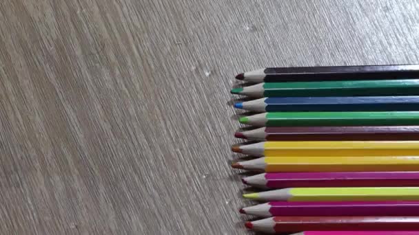 Widok z bliska na jasne kolorowe ołówki wielobarwne - Materiał filmowy, wideo